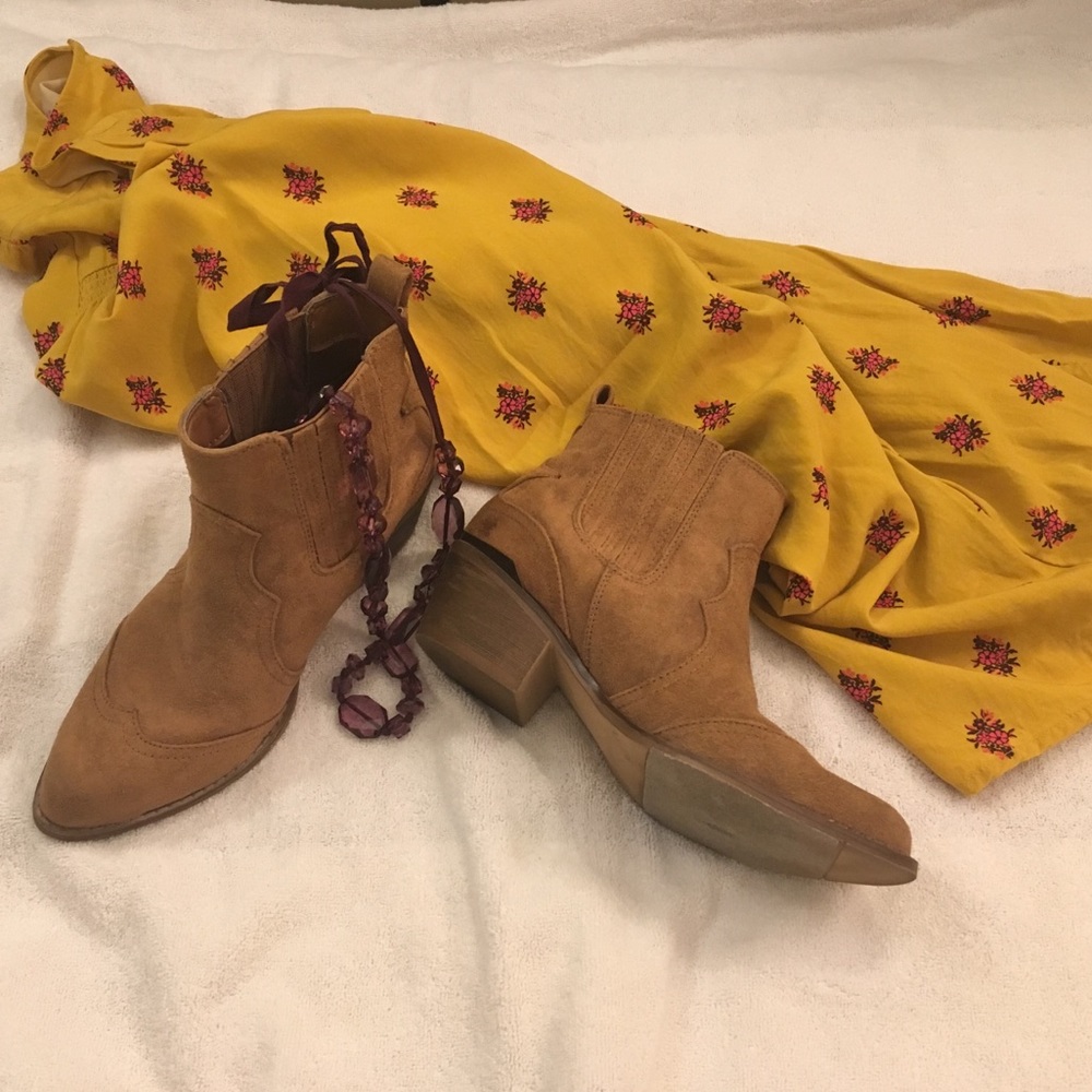Mossimo - Women’s cowboy boots - size 6